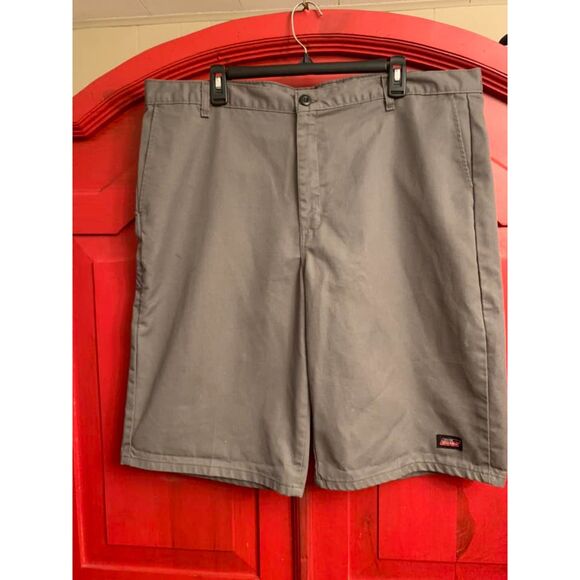 Dickies Mens Size 40 Grey Gray Work Shorts Slash Cell Phone Pocket Longer Style - Picture 1 of 4